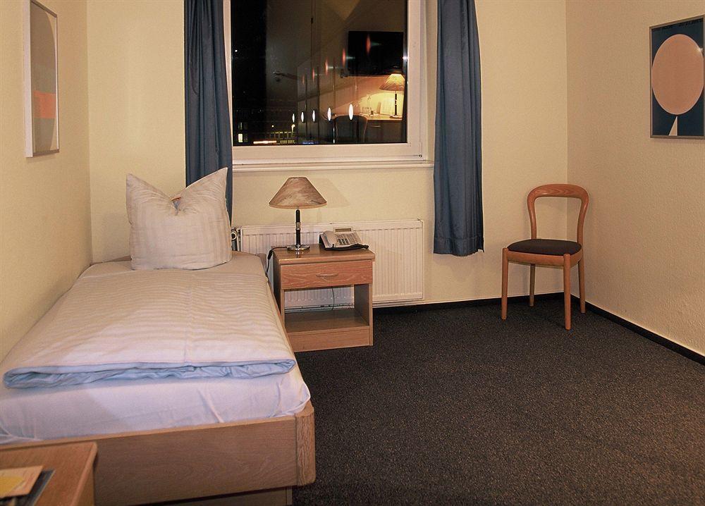 Hotel Am Schwedenkai Kiel Bagian luar foto